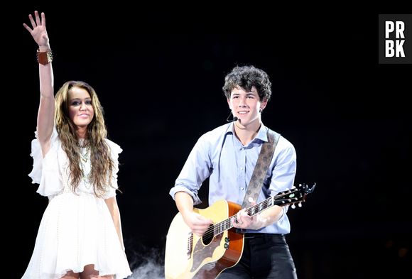 Em "Chasing Happiness", Nick Jonas fala sobre seu relacionamento com Miley Cyrus