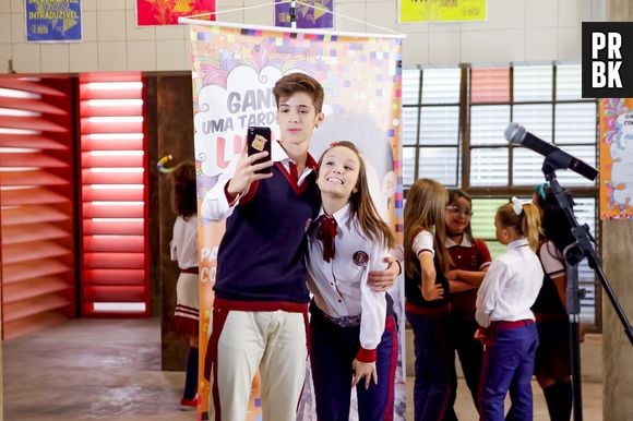 João Guilherme e Larissa Manoala namoram em "As Aventuras de Poliana"