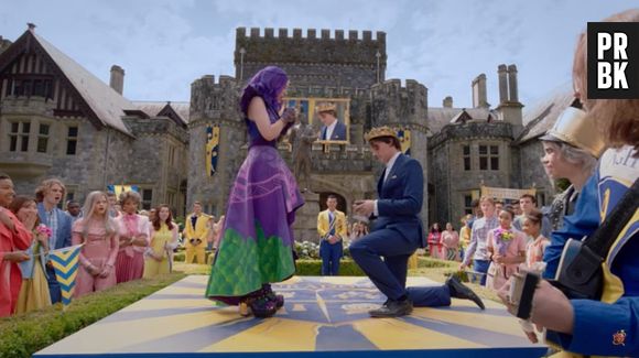 "Descendentes 3": Ben (Mitchell Hope) pede Mal (Dove Cameron) em casamento no novo trailer