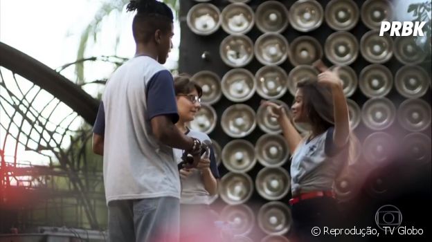 Em "Malhação", Nanda (Gabriella Mustafá) provoca Raíssa (Dora de Assis) com Camelo (Ronald Sotto)