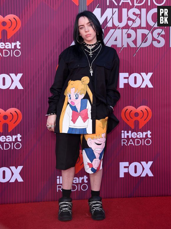 Billie Eilish é objetificada por usar regata e fã sa defendem