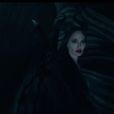 Malévola (Angelina Jolie) está com sangue nos olhos no novo trailer de "Malévola: Dona do Mal"