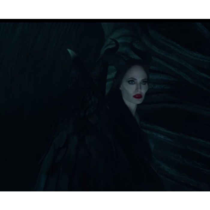 Malévola (Angelina Jolie) está com sangue nos olhos no novo trailer de &quot;Malévola: Dona do Mal&quot;