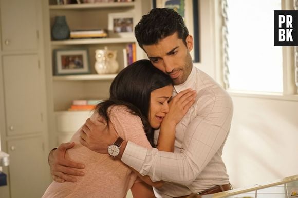 Após sugestão de editora, Jane (Gina Rodriguez) acha que Mateo (Elias Janssen) não é seu filho em "Jane the Virgin"