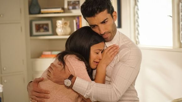 Jane acha que não é a mãe biológica de Mateo e Rose foge da cadeia em "Jane the Virgin"