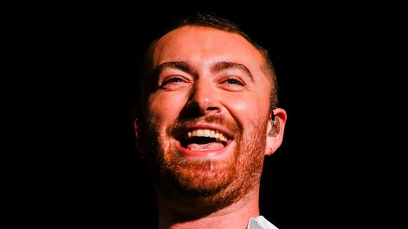 Sam Smith conta como o amor próprio e auto-aceitação ajudam na saúde psicológica