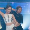 A cantora Seungyeon parece ter sido empurrada nos bastidores de um evento