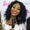 Normani Hamilton posa toda sorridente com sua boneca