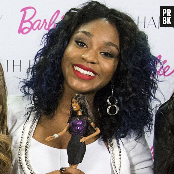 Normani Hamilton posa toda sorridente com sua boneca