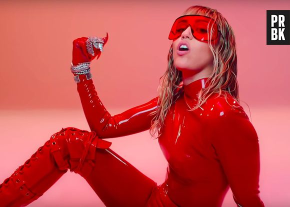 Miley Cyrus fala sobre mulheres, o tabu da liberdade sexual feminina e muito mais na faixa "Mother's Daughter"