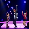 Iza também se saiu bem nessa, já que o KARD incorporou “Pesadão” na nova turnê