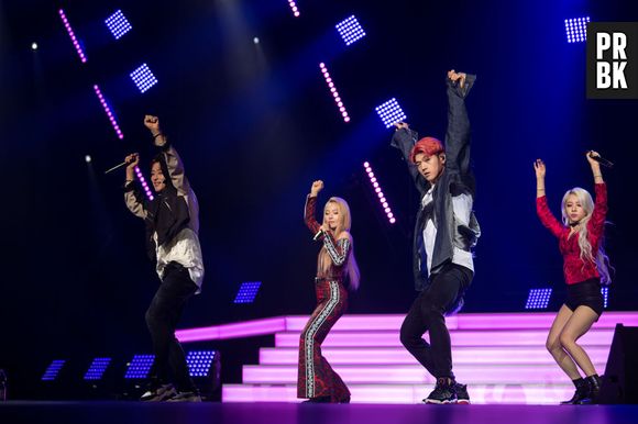 Iza também se saiu bem nessa, já que o KARD incorporou “Pesadão” na nova turnê