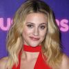 Lili Reinhart diz que não pode cortar o cabelo agora por causa da personagem em "Riverdale"