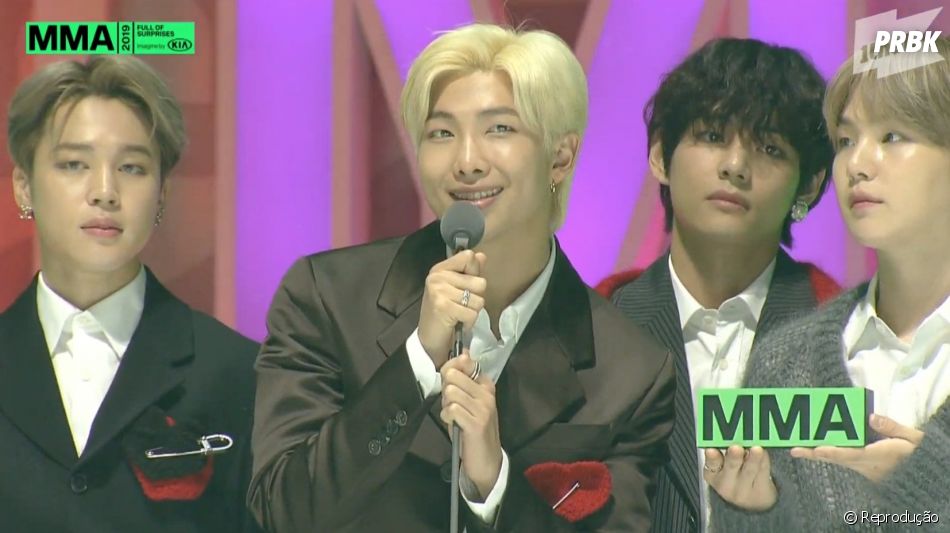 BTS's Jungkook Rocks Blue Hair at 2019 Melon Music Awards - wide 8