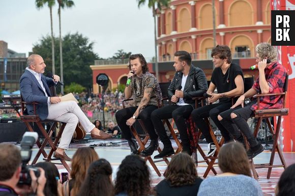 One Direction sobe ao palco do programa "The Sun" sem Zayn Malik