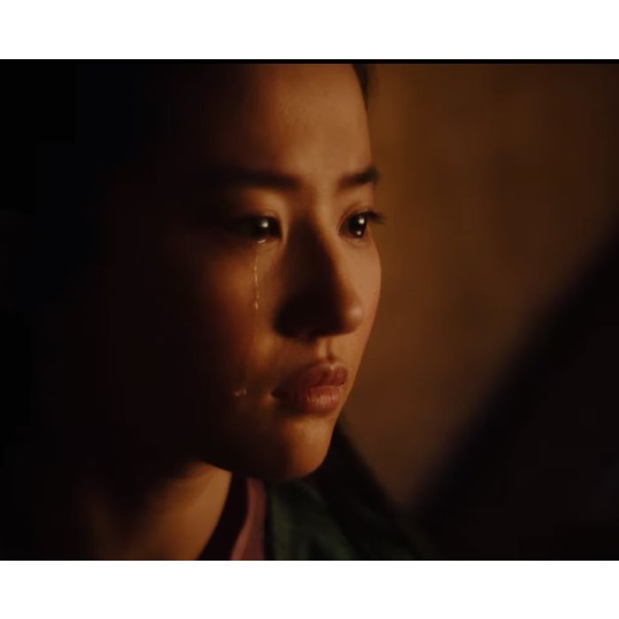 Mulan (Liu Yifei) luta pela honra de sua família no primeiro trailer do live-action