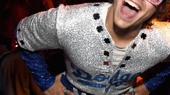 O Harry Styles ficou de "babá" do cachorro de um fã e não estamos aguentando a cena