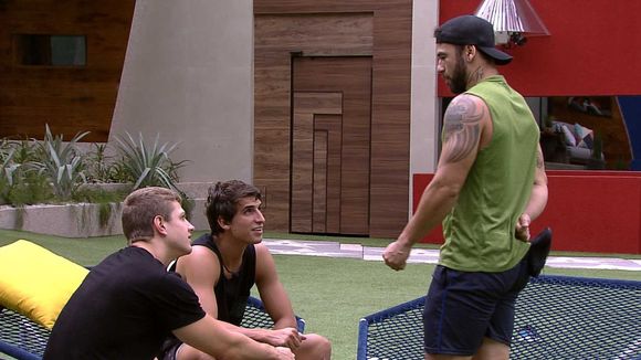 Marcela e Gizelly são alvo do trio formado por Hadson, Lucas e Felipe no "BBB20"