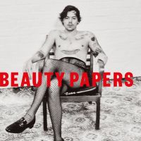 Harry Styles rompe com estereótipos e posa de maquiagem e meia arrastão para revista britânica