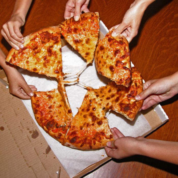 Não tem comida melhor pra uma festinha do que uma pizza com os amigos, não é mesmo?