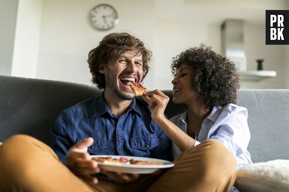 Vai dizer que não é maravilhoso dividir uma pizza com o crush?