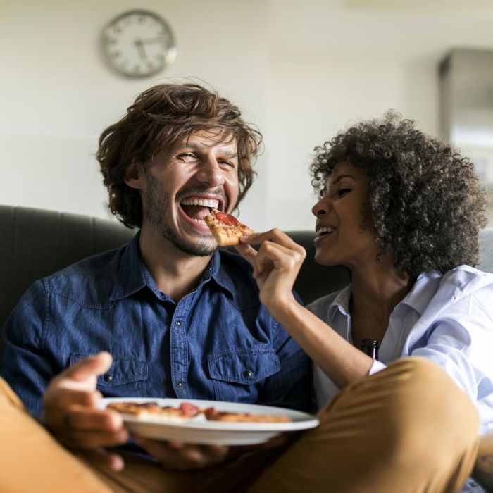Vai dizer que não é maravilhoso dividir uma pizza com o crush?