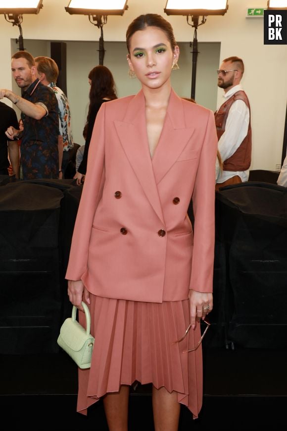 Em transição capilar, Bruna Marquezine mostra cabelo mais curto à fã no Twitter
