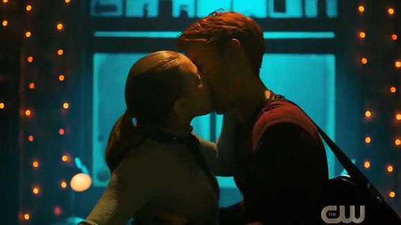 Primeiro trailer da 5ª temporada de "Riverdale" traz baile de formatura, traição e suspense