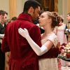 "Bridgerton": Daphne (Phoebe Dynevor) e Simon (Regé-Jean Page) tem cores de looks opostas, mas que interagem entre si