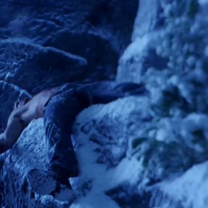  Oliver (Stephen Amell) aparece estirado na neve em &quot;Arrow&quot; 