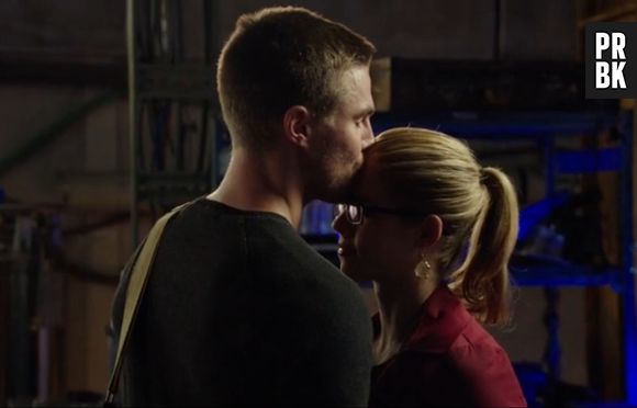 Em "Arrow", Oliver (Stephen Amell) se declarou para Felicity (Emily Bett Rickards) antes de ir embora