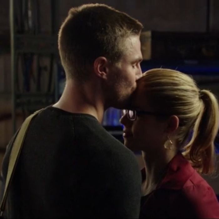  Em &quot;Arrow&quot;, Oliver (Stephen Amell) se declarou para Felicity (Emily Bett Rickards) antes de ir embora 