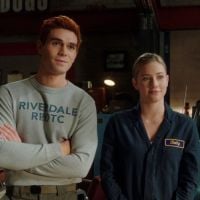 Assim como Archie e Betty em "Riverdale", veja outras séries que forçaram casais sem química