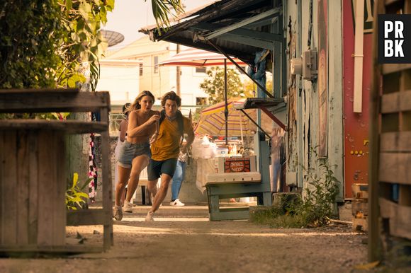"Outer Banks": nas fotos da 2ª temporada, John B (Chase Stokes) e Sarah (Madelyn Cline) aparecem fugindo