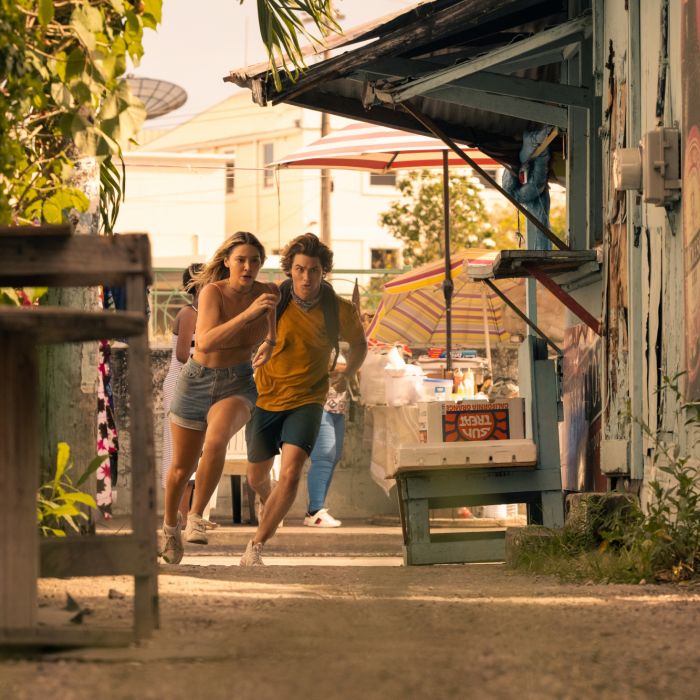 &quot;Outer Banks&quot;: nas fotos da 2ª temporada, John B (Chase Stokes) e Sarah (Madelyn Cline) aparecem fugindo