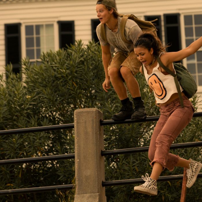 &quot;Outer Banks&quot;: Kiara (Madison Bailey) e JJ (Rudy Pankow) também aparecem fugindo em fotos da 2ª temporada