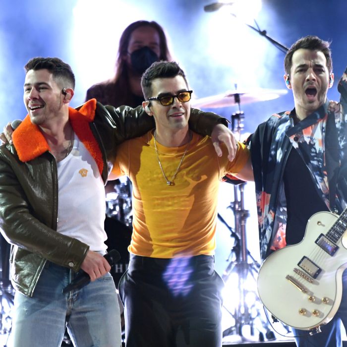 Jonas Brothers apresentaram medley de sucessos no Billboard Music Awards 2021