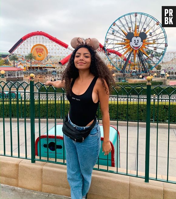 Any Gabrielly não abre mão do jeans ao arrematar uma produção
