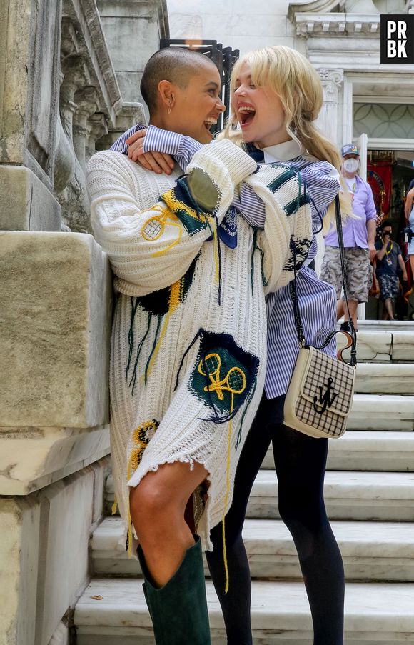 O novo "Gossip Girl" terá 10 episódios e vai se passar oito anos depois da série original; Kristen Bell estará de volta ao papel "Garota do Blog", narrando os acontecimentos de cada um dos personagens