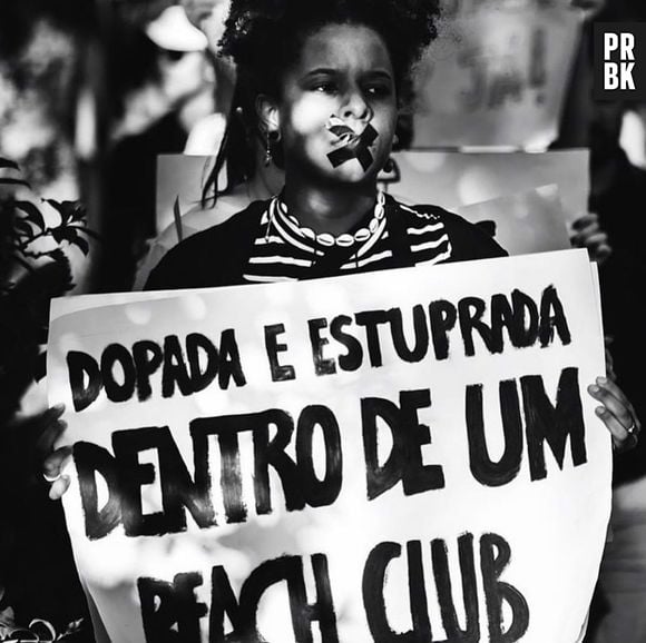 Meninas manifestam em frente ao local do crime em julho de 2019