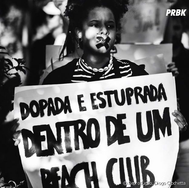 Meninas manifestam em frente ao local do crime em julho de 2019