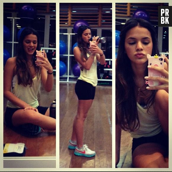 Bruna Marquezine é gente como a gente e pausa a musculação para aquela foto no espelho da academia