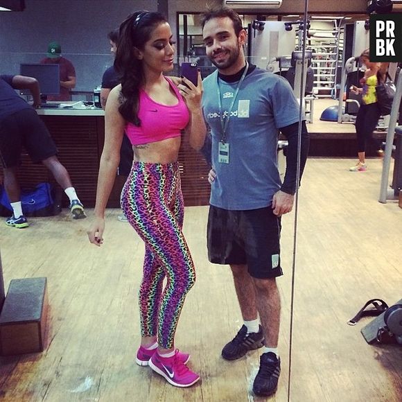 Anitta volta e meia exibe sua boa forma nos espelhos da academia