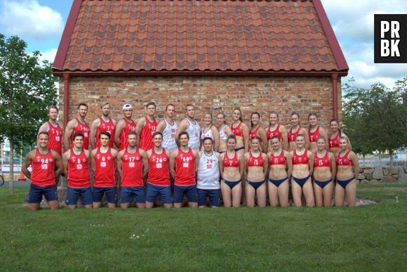 Enquanto os homens podem usar shorts e camisas, as jogadoras devem permanecer de biquíni