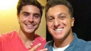 Relembre o dia em que Zac Efron dirigiu um táxi com Luciano Huck