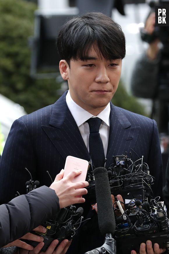 Seungri foi condenado a três anos de prisão, sendo considerado culpado por nove acusações 