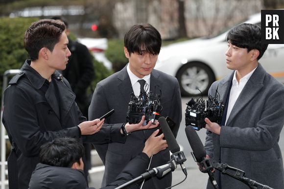 Choi Jong-hoon chora ao dar entrevista sobre acusações, em 2019