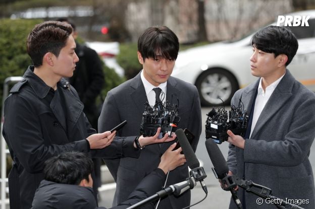 Choi Jong-hoon chora ao dar entrevista sobre acusações, em 2019