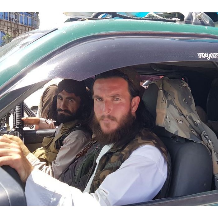  Os extremistas do grupo Talibã iniciaram uma série de ataques a províncias da região e capturou todo o território da capital de Cabul 