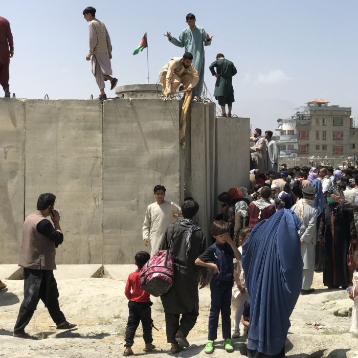  Afegãos tentam fugir após Talibã reassumir o controle do país; Pendurados em um avião, ao menos três pessoas morreram na tentativa de deixar o Afeganistão 